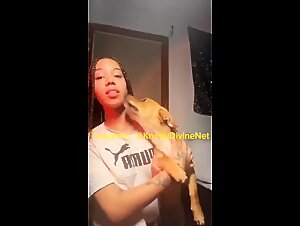 Una negra folla con su perro en este video amateur de zoofilia.